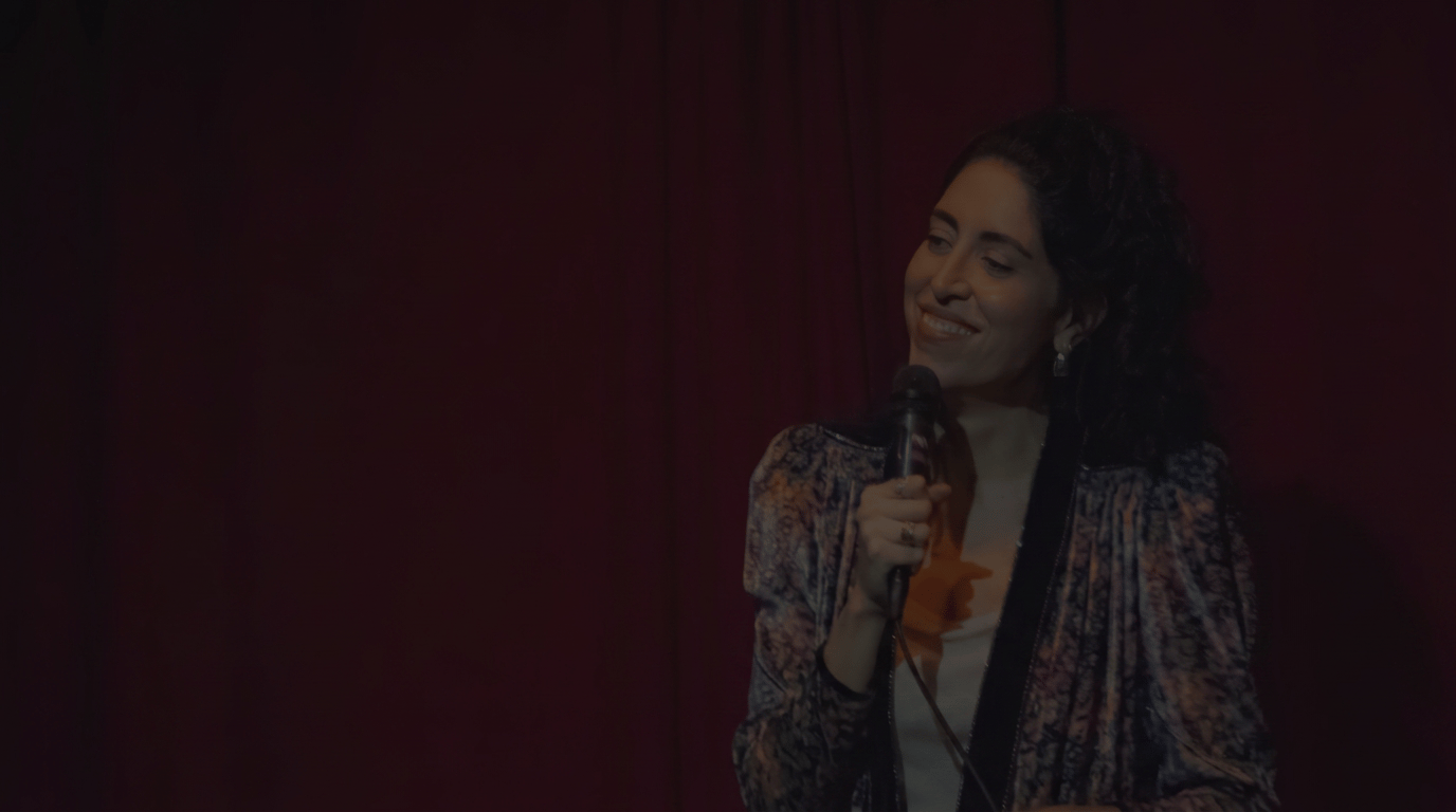 Paulina Lara on stage with a microphone, founder of Stories from Germany